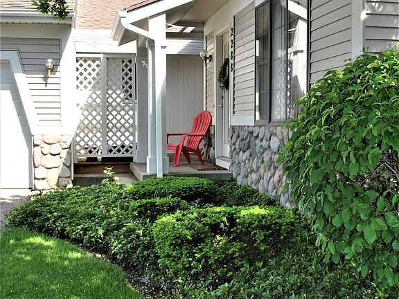 2nd image of 2288 Southgate Dr SE