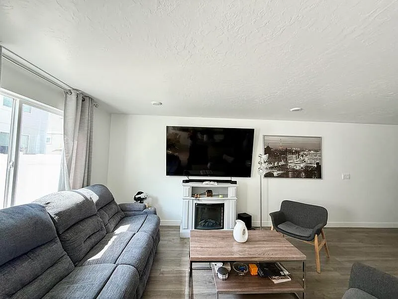 3 bed, 2.5 bath, $2,500 — Photo 4