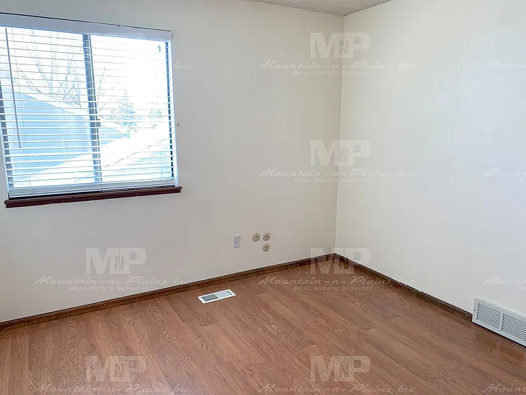 972 Bitterbrush Ln — Photo 8