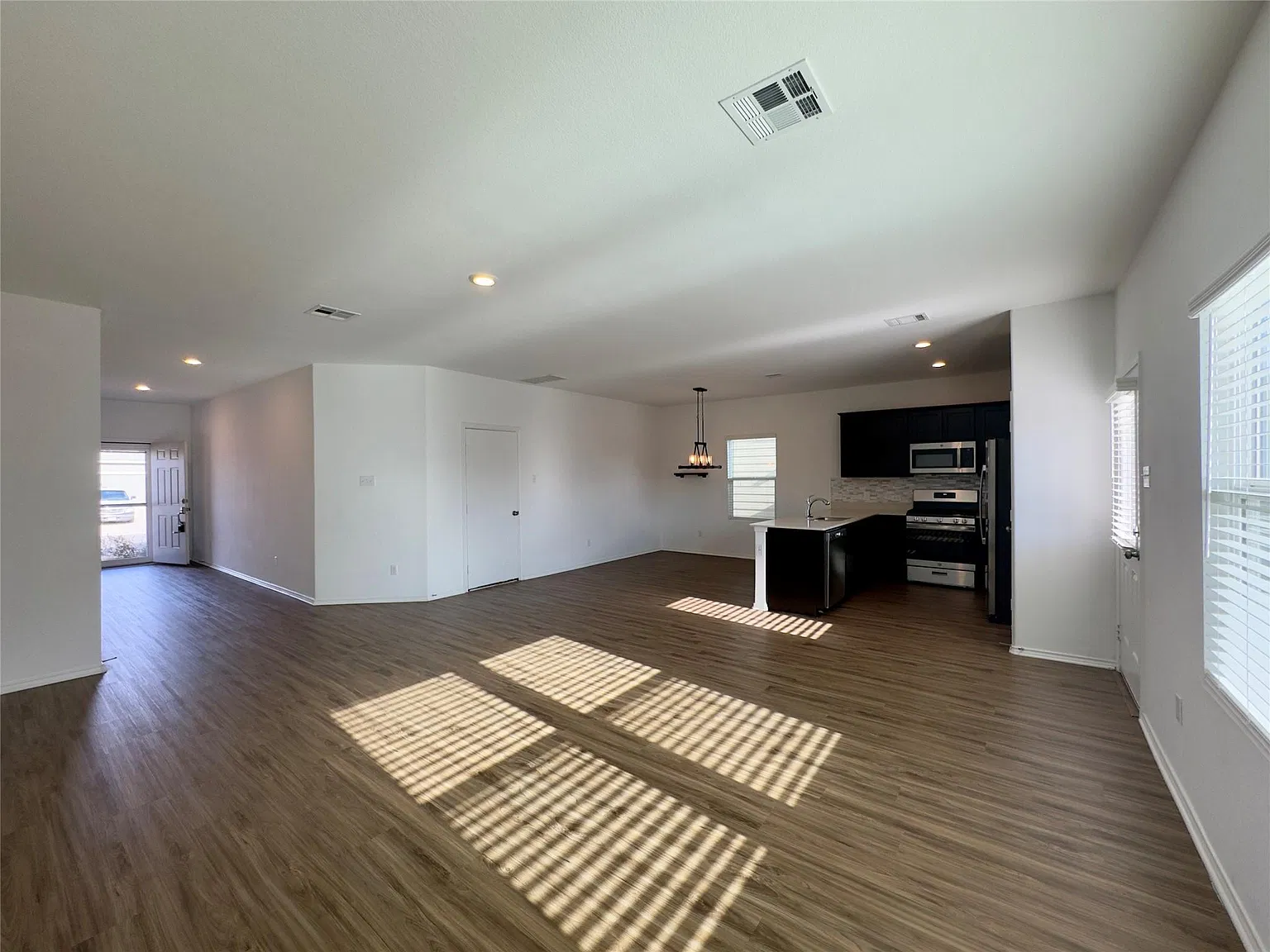4 bed, 2.5 bath, 1984 sqft, $1,950 — Photo 4