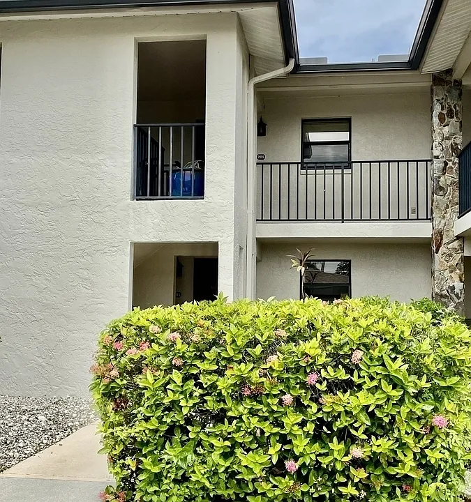 12498 Riverside Dr #205