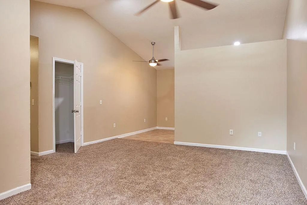 109 Lora Ln — Photo 3