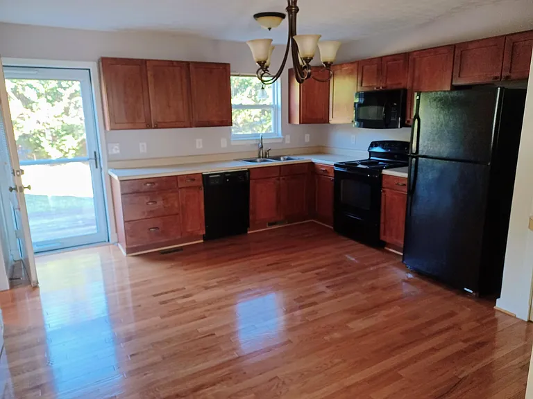 1240 Frost Pl — Photo 4