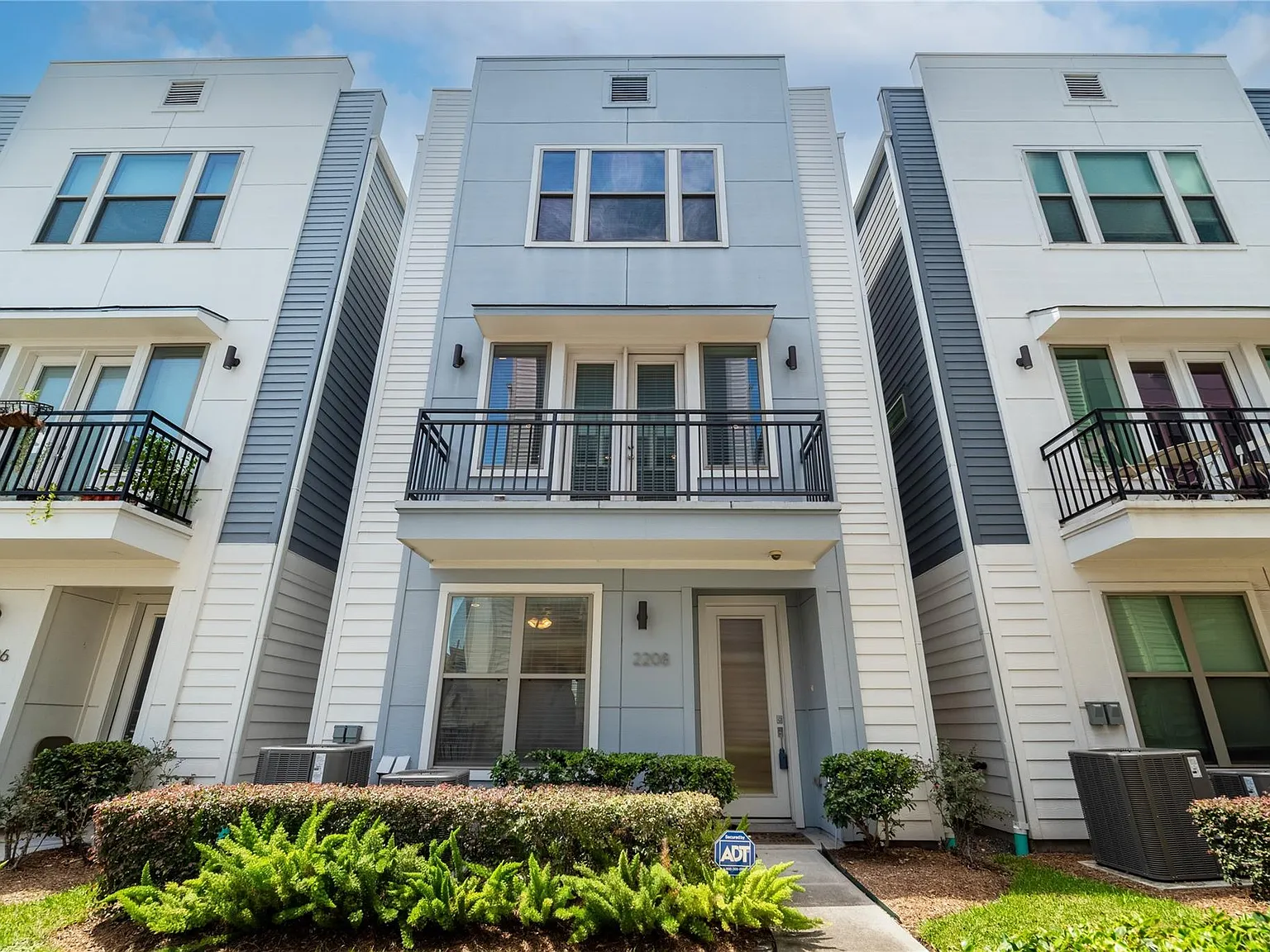 3 bed, 3.5 bath, 1897 sqft, $2,800 — Photo 1