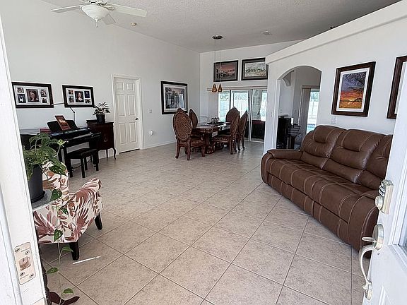 4th image of 8 Fieldstone Ln