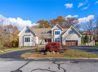 7 Oak Tree Ln, Cranston, RI 02920