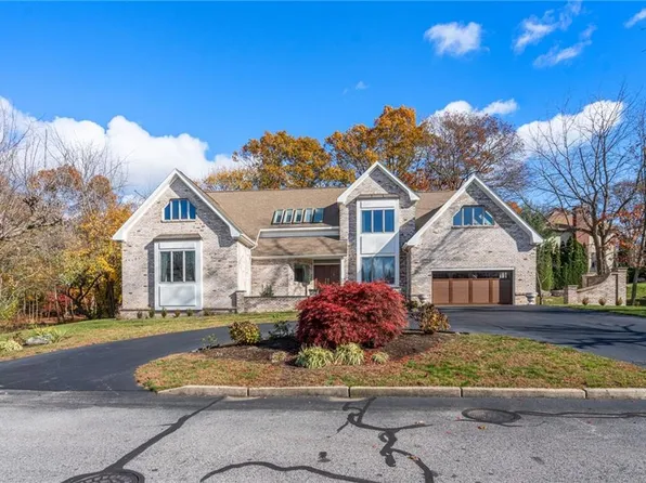 7 Oak Tree Ln, Cranston, RI 02920