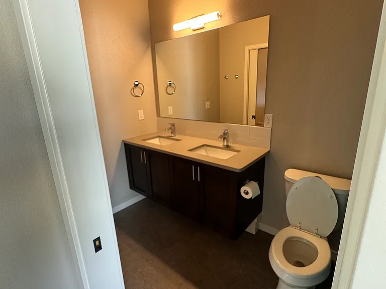 North primary bedroom full bath with tub