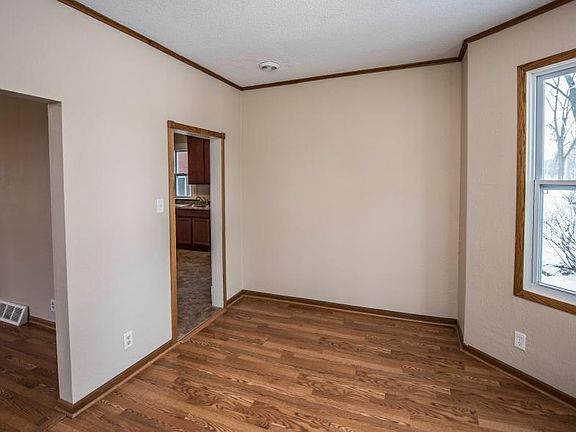 3rd image of 406 Oak Ave SE