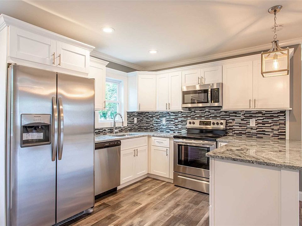 1st image of 6 Woodmere Dr