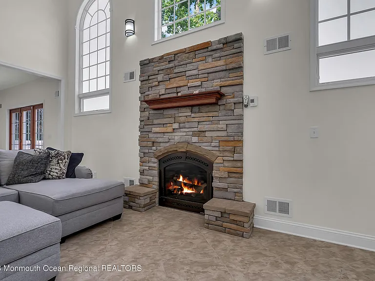 1607 Holbrook St — Photo 9