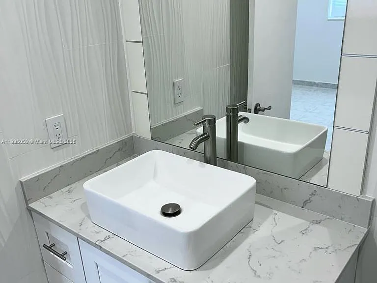 5051 W Oakland Park Blvd #204 — Photo 39