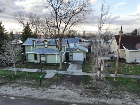 1018 Saint John St, Faulkton, SD 57438