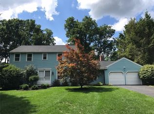 10 Thornwood Cir, Pittsford, NY