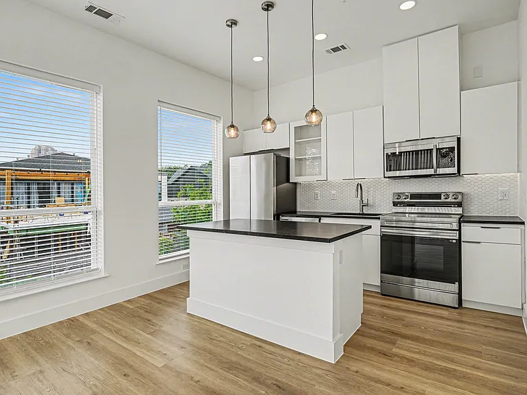 2217 N Fitzhugh Ave #205 — Photo 11