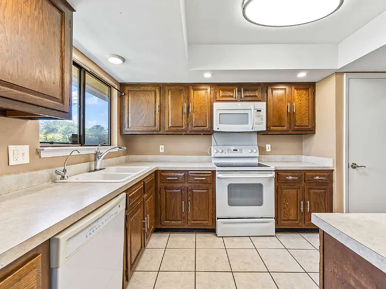 5801 Royal Ridge Dr — Photo 10