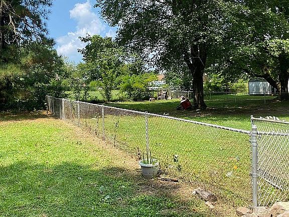 4th image of 3828 Woodmere Dr