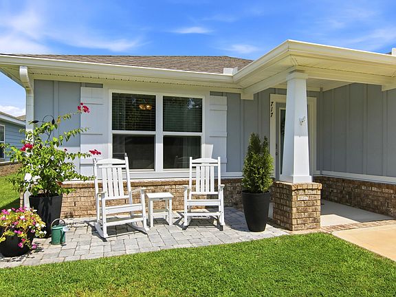 5th image of 717 Riverwalk Cir