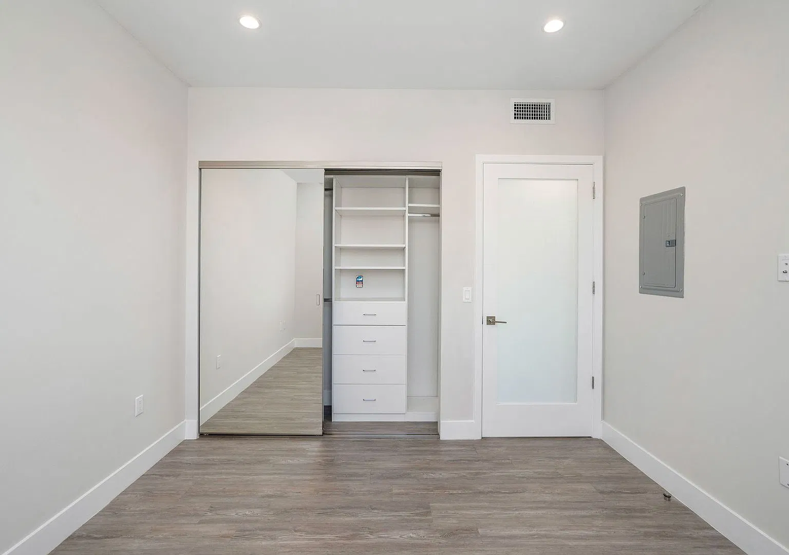 2 bed, 920 sqft, $2,745 — Photo 3
