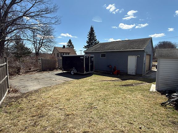 5th image of 328 Brooks St