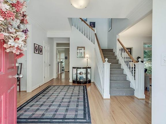 3rd image of 620 Greystone Park NE