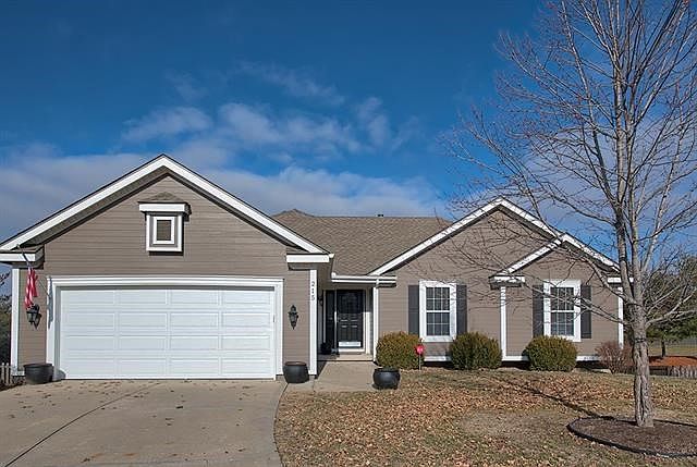 1st image of 215 NE Lamplighter Ln