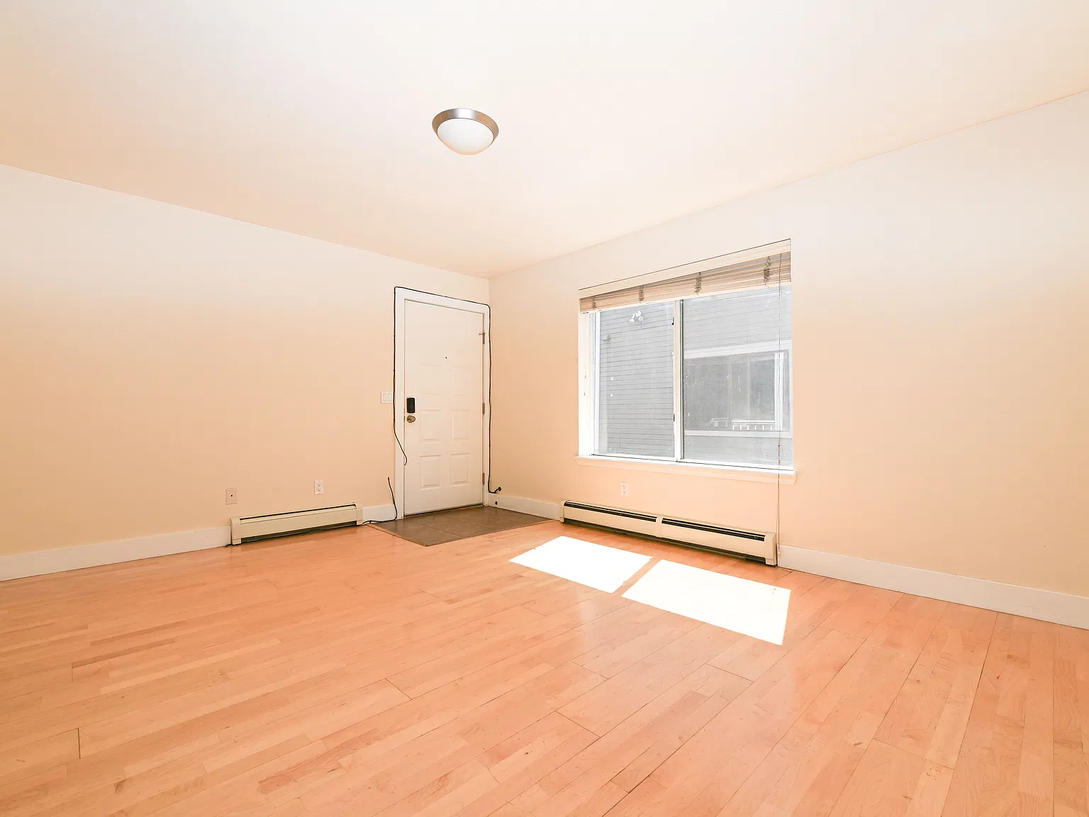 4 bed, 1281 sqft, $5,400 — Photo 3