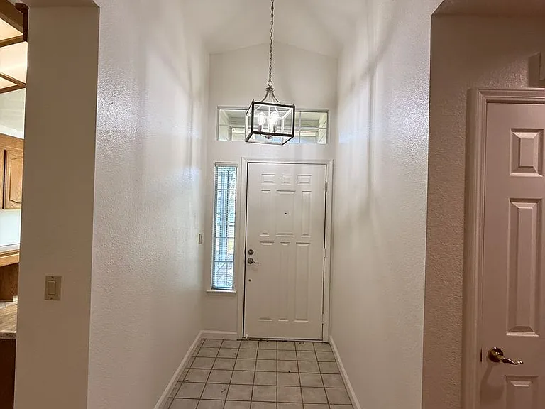 749 Oak Brook Dr — Photo 2