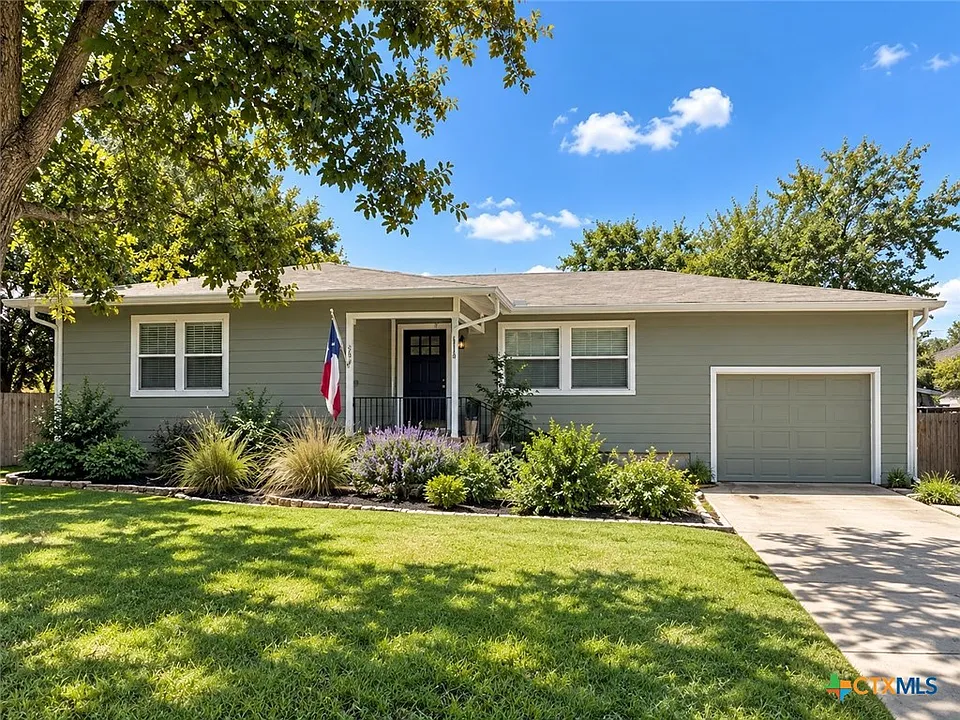 372 W Nacogdoches St