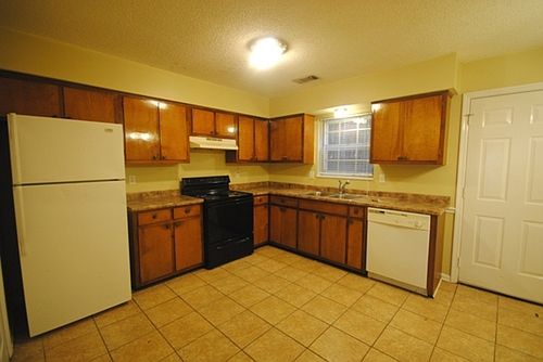2nd image of 99 E Pine St