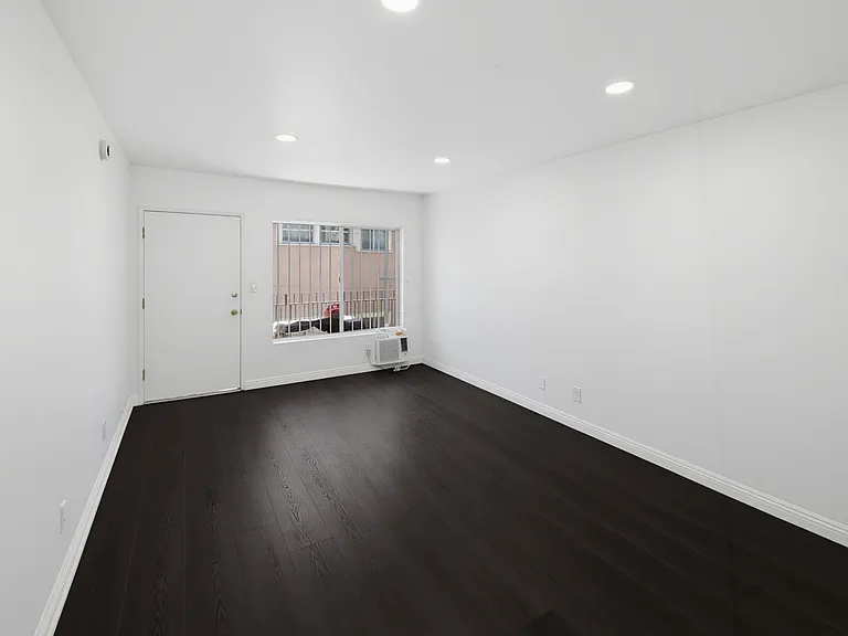 869 W 41st St #7 — Photo 8