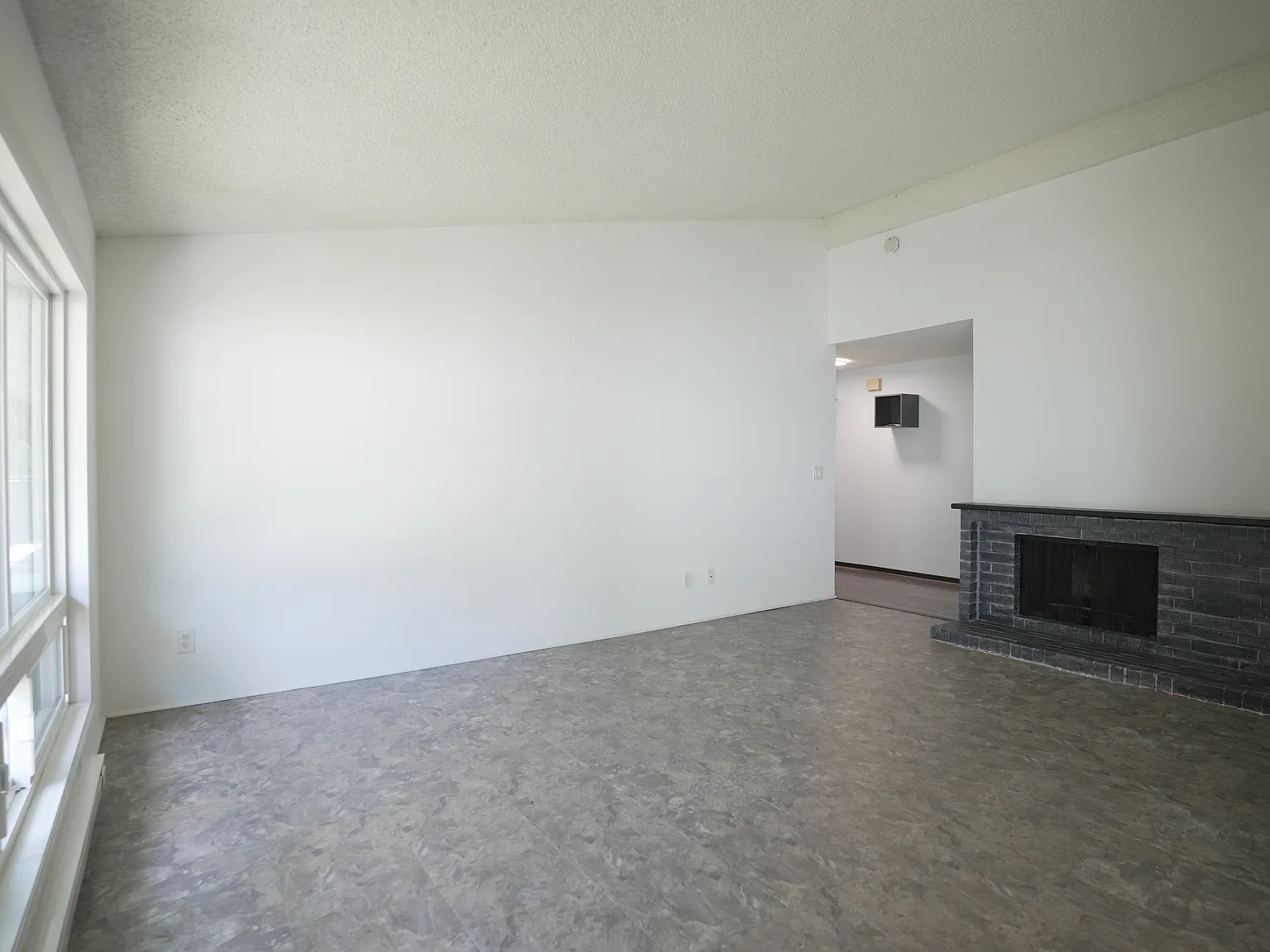 3 bed, 1177 sqft, $3,148 — Photo 4