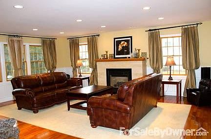 289 Ridge Road
						:
						Living Rm with Gas Fireplace