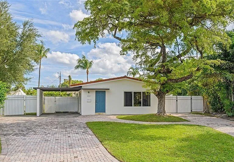 332 NW 26th Ct — Photo 1