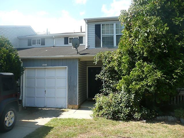 Front View Of Home w/1 Car Garage