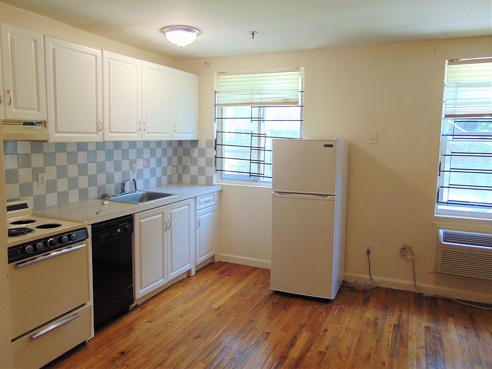 2nd image of 925 Hudson St #2