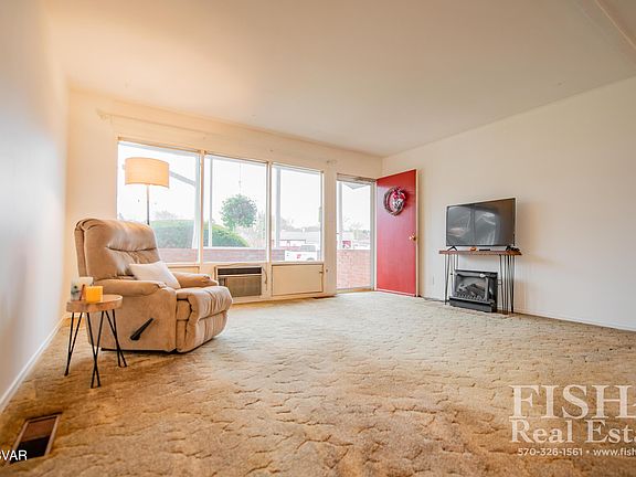 2nd image of 1509 E Hills Cres