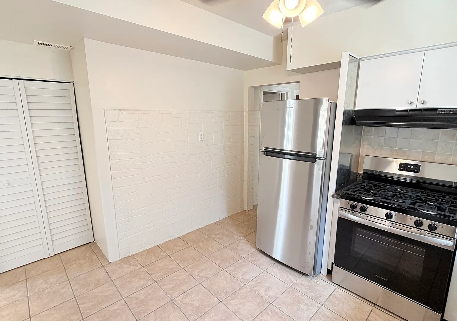 3 bed, 1200 sqft, $2,100 — Photo 4