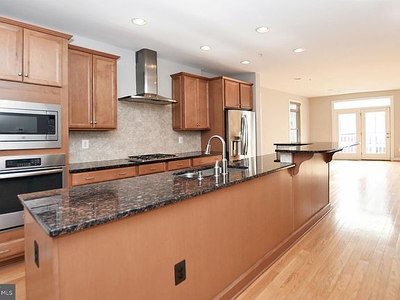 3rd image of 335 Parkview Ave