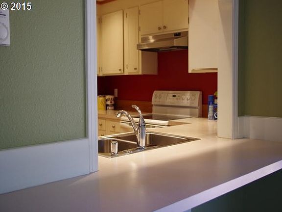 5th image of 823 NE 123rd Ave