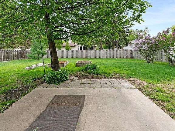 4th image of 3667 Evergreen Rd N