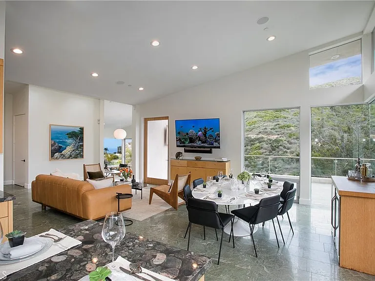 533 Temple Hills Dr — Photo 10