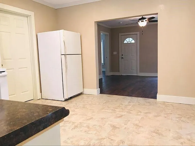 414 E Strand St — Photo 14