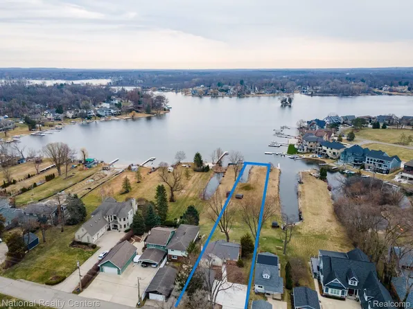 3506 Moberly Dr, Commerce Township, MI 48382