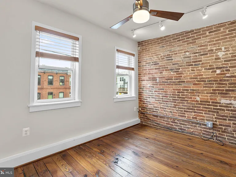 112 E Randall St — Photo 19