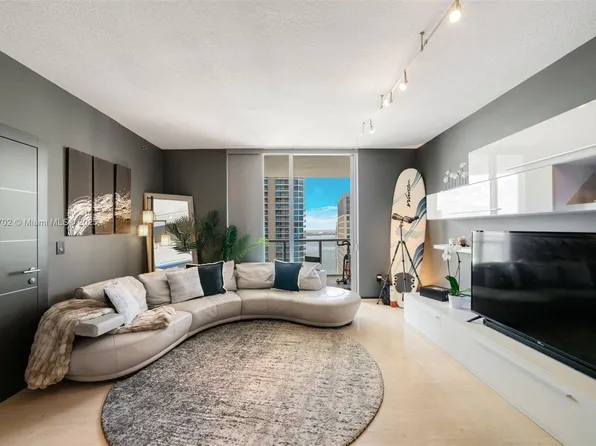 1060 Brickell Ave APT 3003, Miami, FL 33131