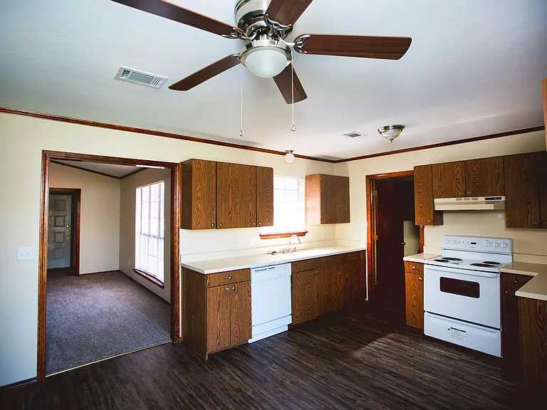 Quail Creek Apartments & Duplexes — Photo 21