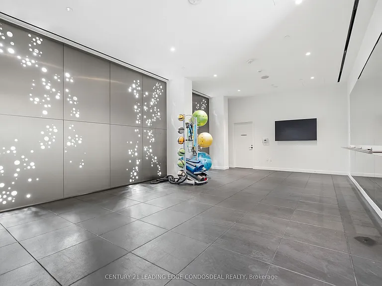 39 Roehampton Ave #807 — Photo 30