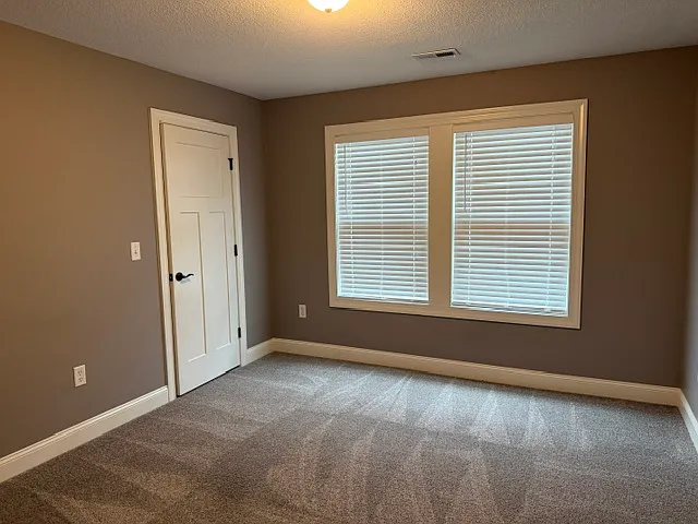 5977 N London Ave — Photo 5