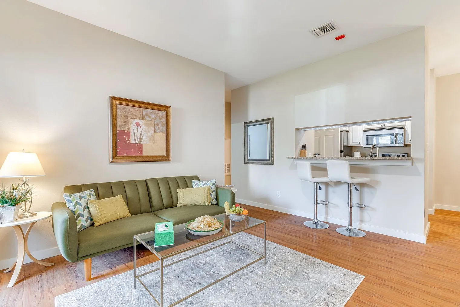 1 bed, 1.0 bath, 656 sqft, $2,322 — Photo 2